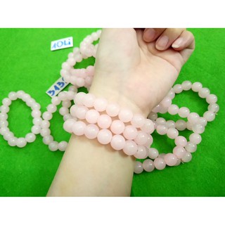 Chuỗi đeo tay phong thủy hạt đá hồng 10li. Hàng luôn có sẵn y hình vì hình shop tự chụp nha các bạn.