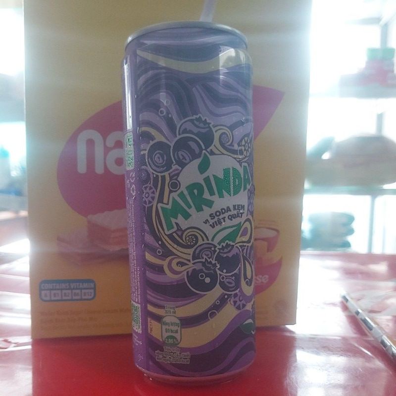 Lon Mirinda có ga vị soda kem viẹt quất 320ml