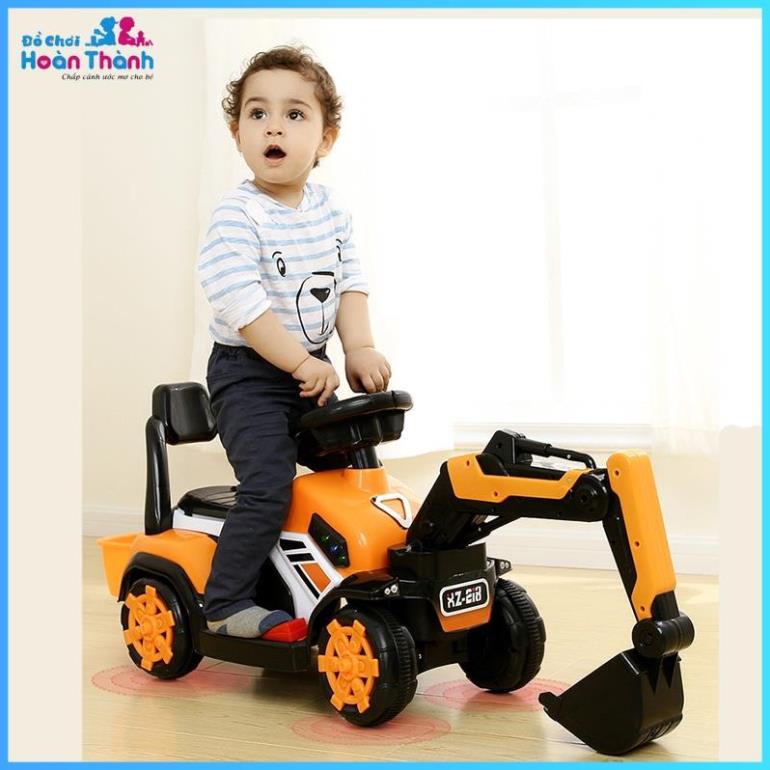 Xe cẩu điện cho bé cỡ lớn, máy xúc có thể di chuyển điều chỉnh cần múc tặng kèm xẻng, mũ, giỏ phù hợp trẻ em 1 - 7 tuổi
