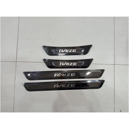 Ốp Bậc Cửa, Nẹp Bước Chân Toyota Raize 2021 - 2022, Vân TITAN Cao Cấp Tặng kèm keo dán hai mặt