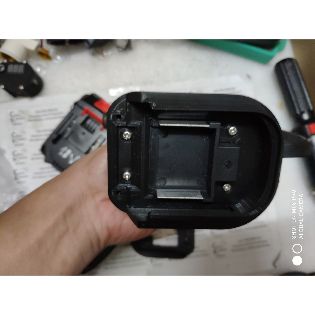 Đế chuyển pin máy khoan, vit Milwaukee M18 sang dùng hộp pin cài Makita