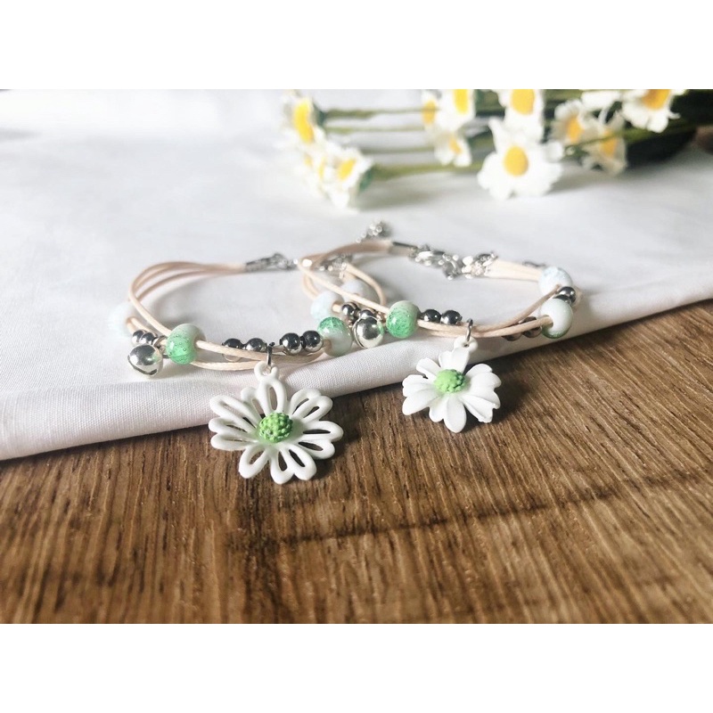Vòng gốm hoa cúc màu trắng nhị xanh xinh xắn