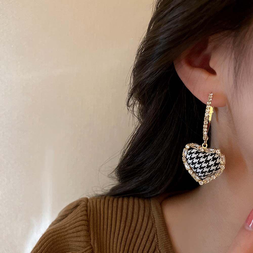 Bông Tai Họa Tiết Hình Học Màu Trắng Đen Đơn Giản