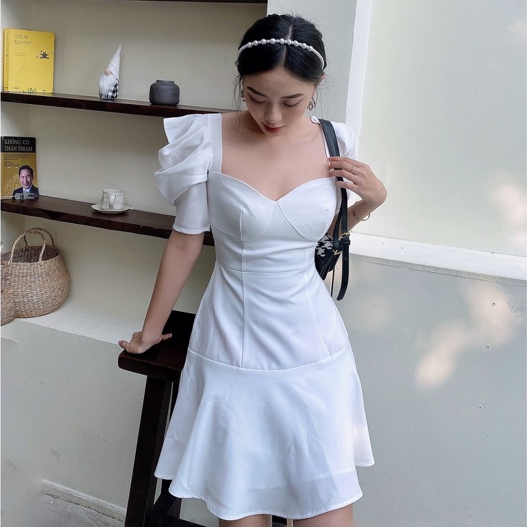 RECHIC Đầm Kaity Màu Trắng cúp ngực tay phồng ngắn dáng A ngắn trơn năng động trẻ trung dạo phố