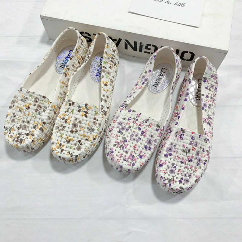 Giày nhựa chất mềm có lỗ họa tiết đep | BigBuy360 - bigbuy360.vn