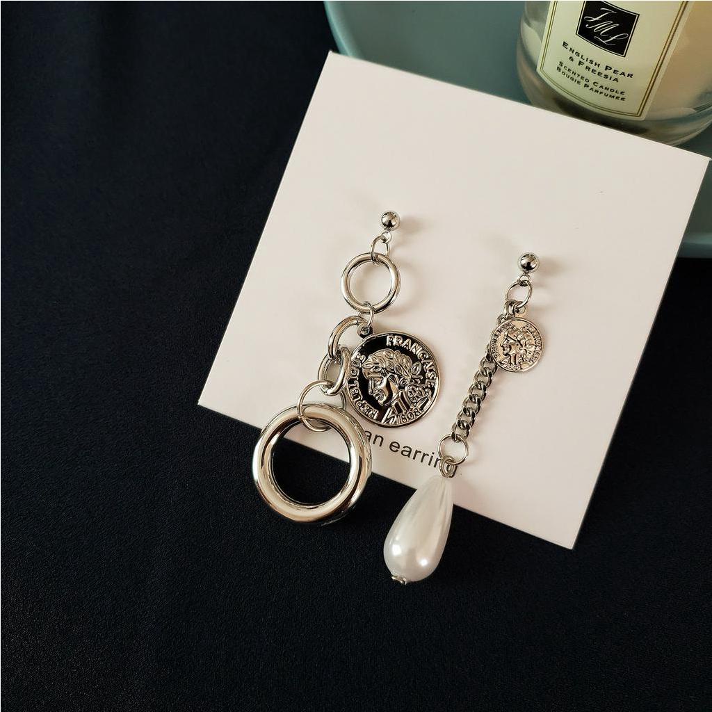 Khuyên tai 22642 hình tròn khắc chân dung phối ngọc trai phong cách bất đối xứng Nhật Hàn