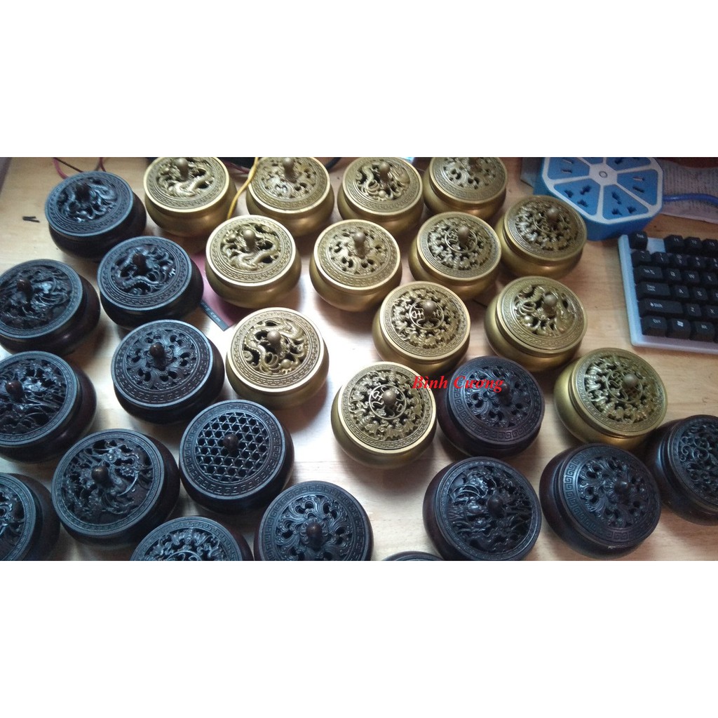 Lư xông trầm bằng đồng diện mạo cổ kính