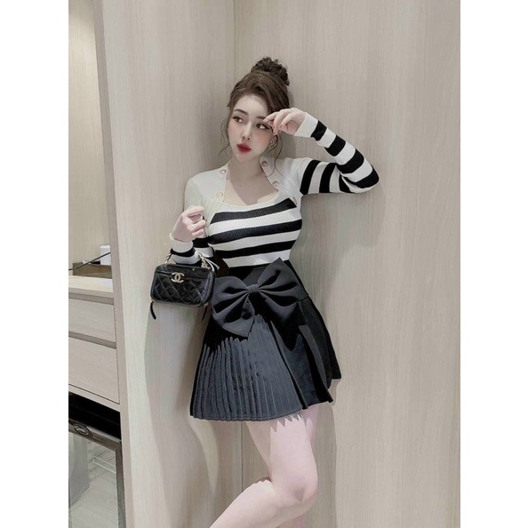 Áo kiểu cổ vuông phối Nút
