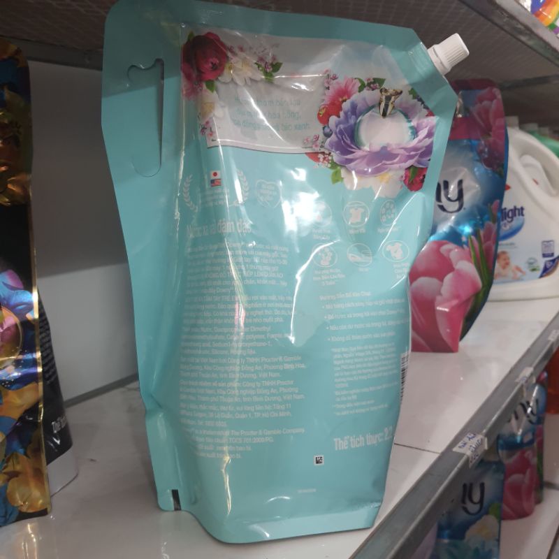 Nước xả vải Downy Premium Parfum Đóa hoa thơm mát 2,2l