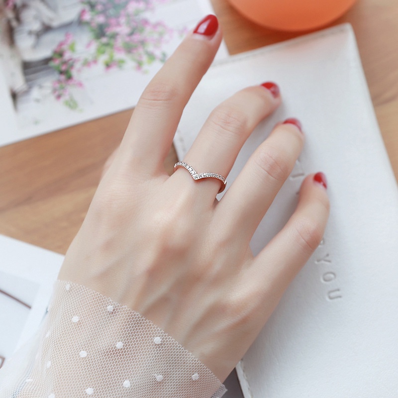 Nhẫn Đeo Tay Bằng Titan Hình Chữ V Đính Đá Zircon Chống Trầy Xước