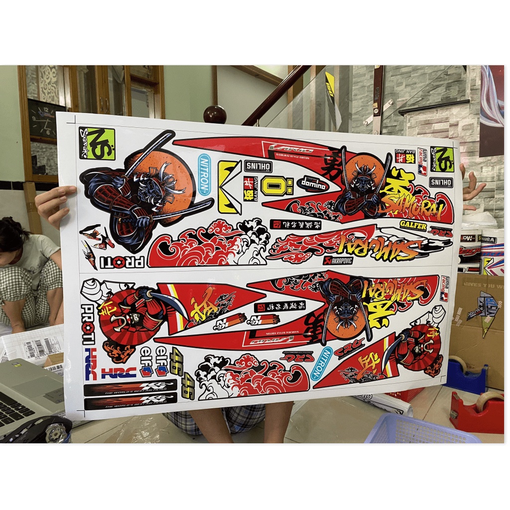 ( Quí khách vui lòng mang ra tiệm cho thợ dán ) Tem vario 150 Samurai đỏ đen