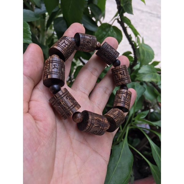 Vòng trầm hương sánh chìm khắc chú Tây Tạng