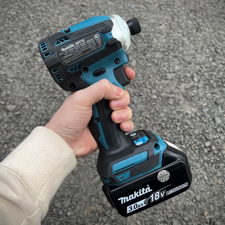 Máy bắt vít pin Makita XDT16 USA thân máy