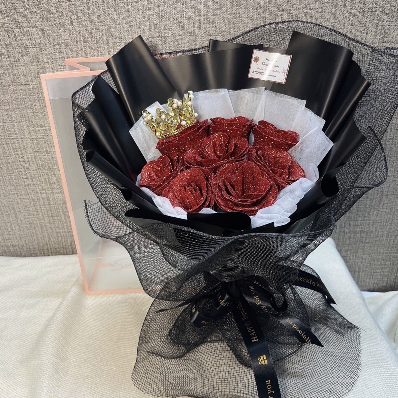 Bó hoa nhũ đỏ kèm túi xinh xắn