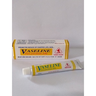 Vaseline thiên ngân làm giảm nứt nẻ môi, khô môi, giảm nứt nẻ da tay, gót chân, khô da, làm mềm da.