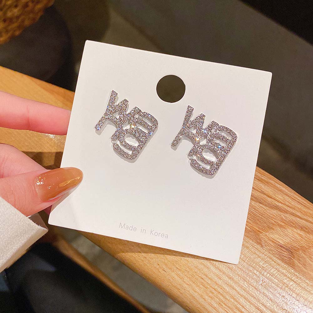 Khuyên tai hình chữ đính đá kiểu dáng sang trọng cá tính dành cho nữ