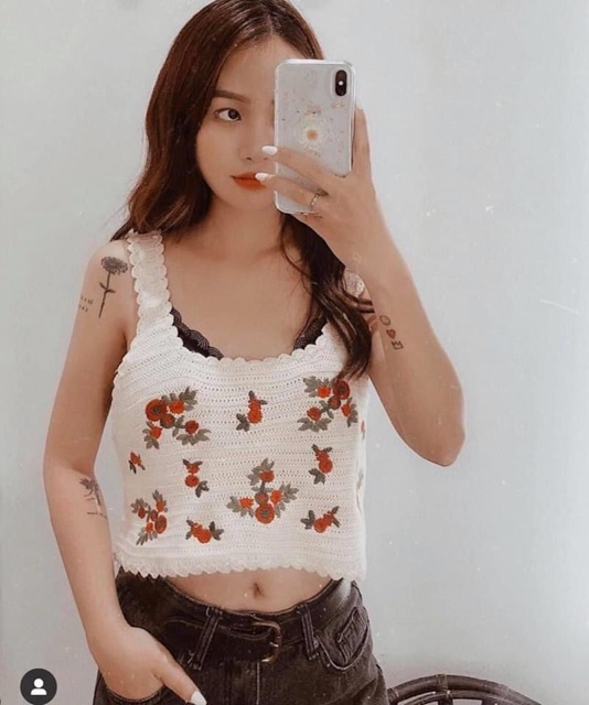 Áo croptop len chỉ móc thêu hoa