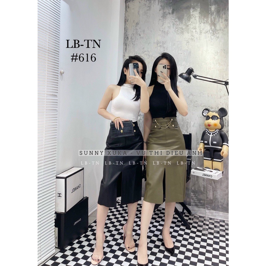 Chân váy da dáng dài xẻ trước kèm dây xích, chân váy da dáng A