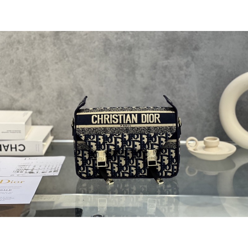 Túi đeo chéo Dior vải thêu dáng unisex size 23cm