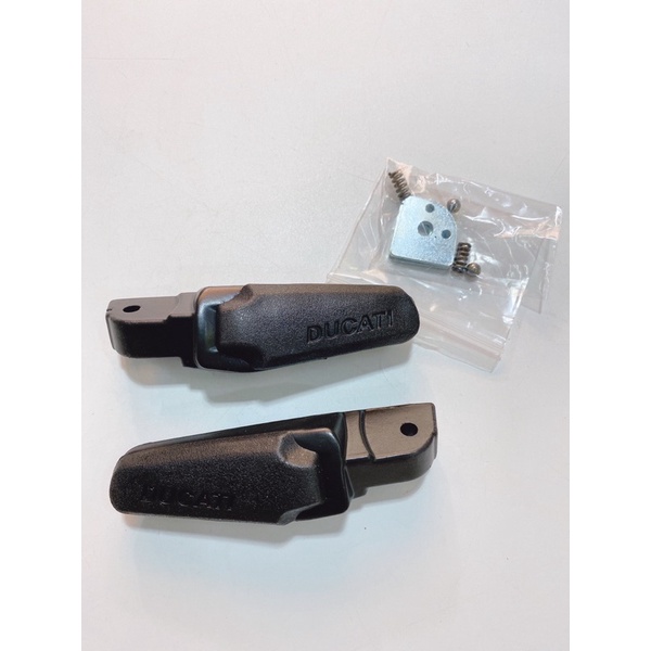 Cặp gác chân sau mẫu Ducati siêu đẹp, lắp thông dụng cho xe Honda & Yamaha