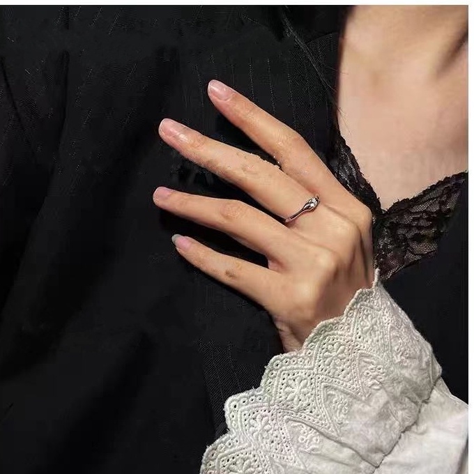 Nhẫn nữ đính đá kim cương nhân tạo uốn lượn
