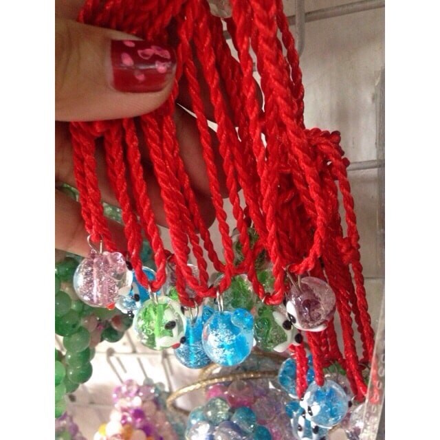 vòng chỉ đỏ phát sáng