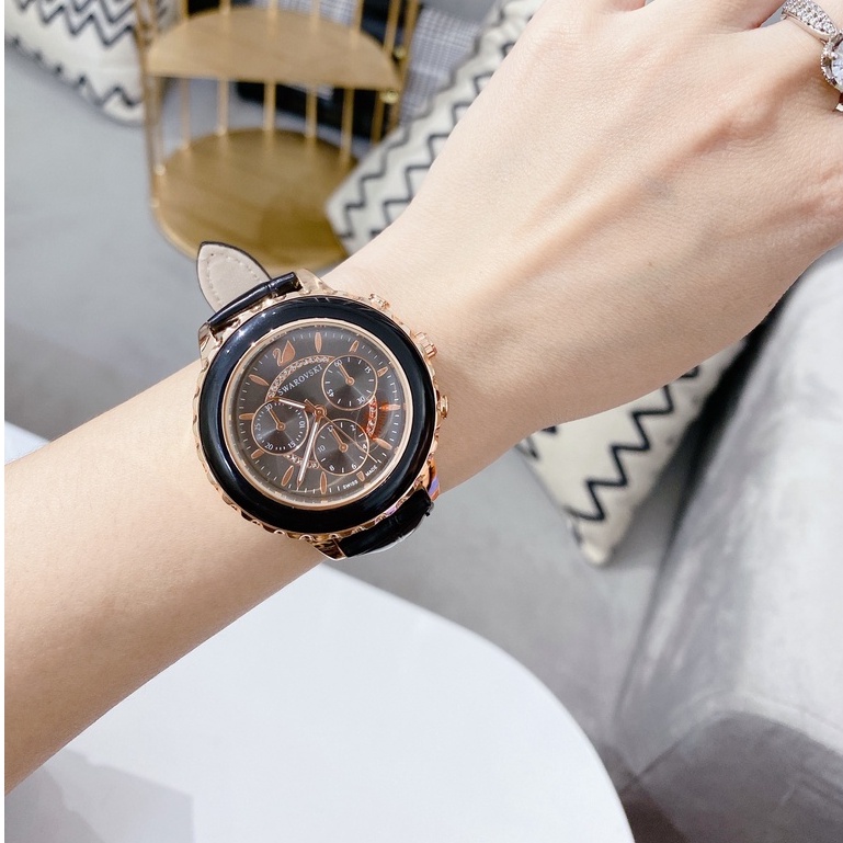 Đồng hồ nữ SWarovski thiên nga ,dây da cao cấp ,màu đen ,mặt tròn chạy full kim