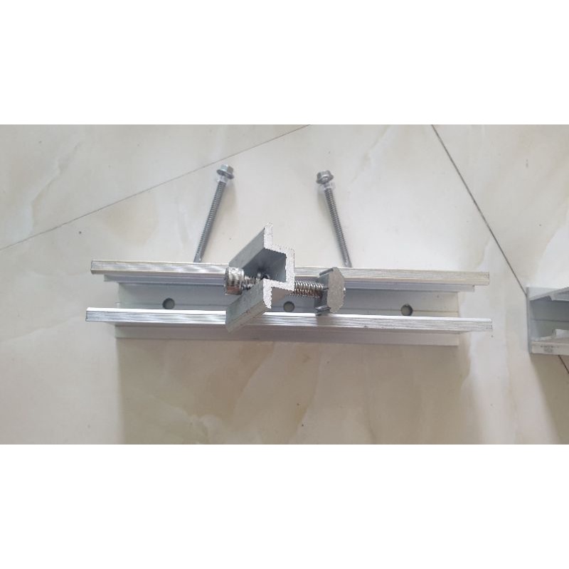 Thanh U rai nhôm lắp tấm pin năng lượng mặt trời.kèm 2 vít.