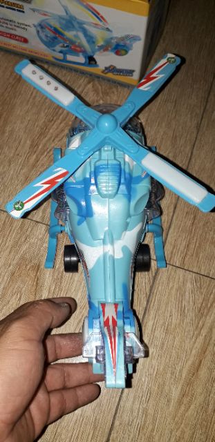 Chiếc máy bay trực thăng có nhạc và đèn Led tặng kèm pin bằng nhựa rất đẹp