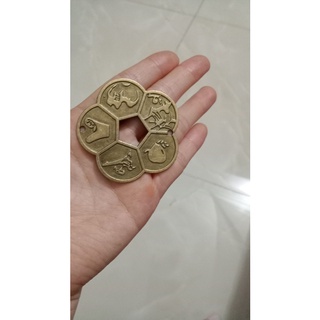 Đồng xu hoa mai may mắn