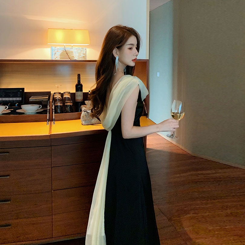 Đầm Đen Dáng Dài Cổ Chữ V Hở Lưng Quyến Rũ Hợp Thời Trang