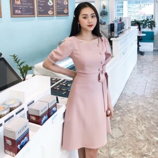 Đầm hồng cổ vuông nút bọc xt