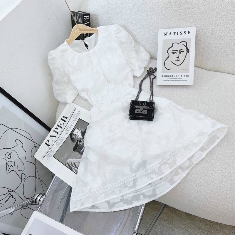 Váy trắng tiểu thư Cúp ngực hở lưng khoét eo hoạ tiết hoa nổi Lily dress