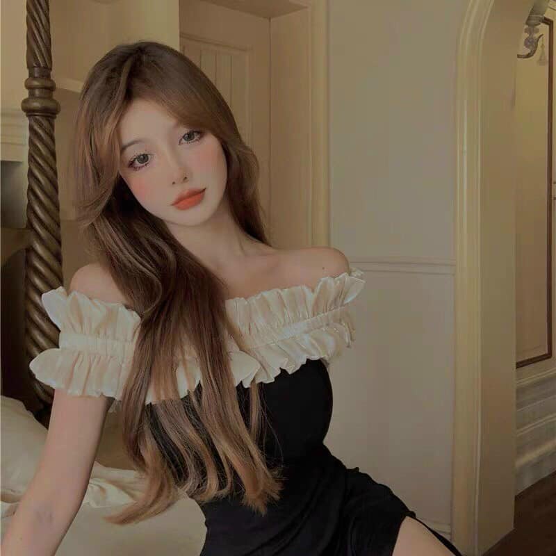 Đầm body đen xẻ phối bèo nude