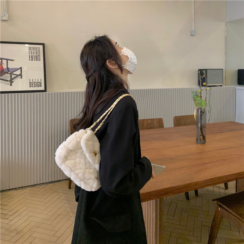 Túi đeo chéo lông cừu thời trang thu đông Hàn Quốc 2021