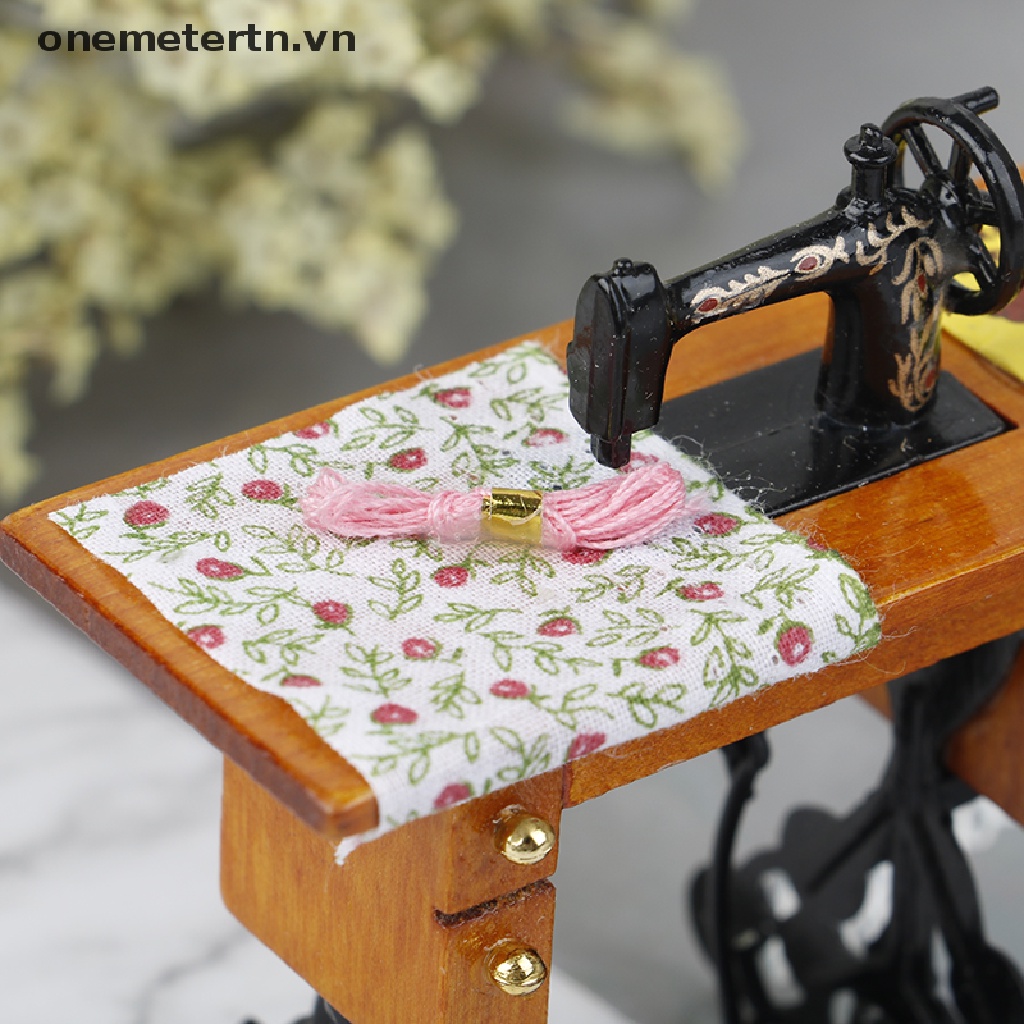 【onemetertn】 Vintage Miniature Sewing Machine With Cloth for 1/12 Scale Dollhouse Decoration [VN]