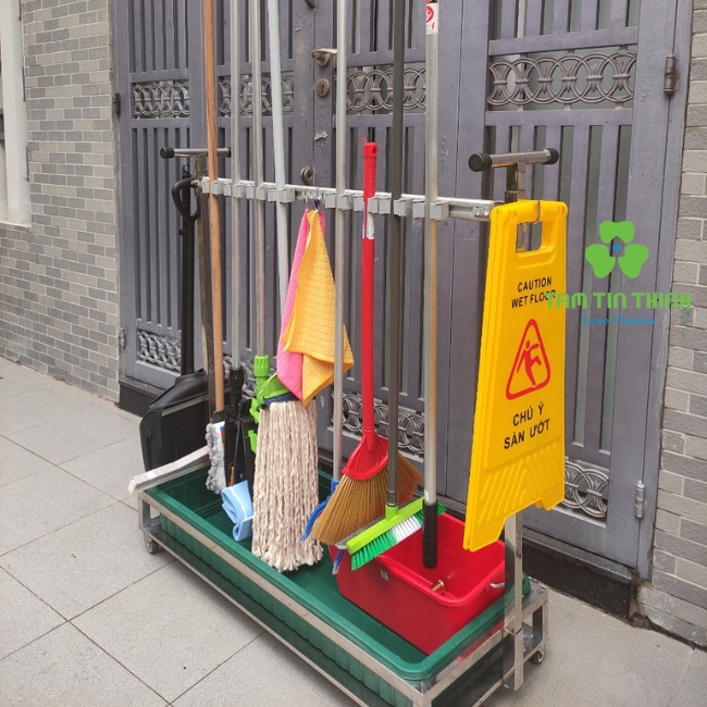 Giá treo cây lau nhà và dụng cụ vệ sinh công nghiệp khung Inox TTT