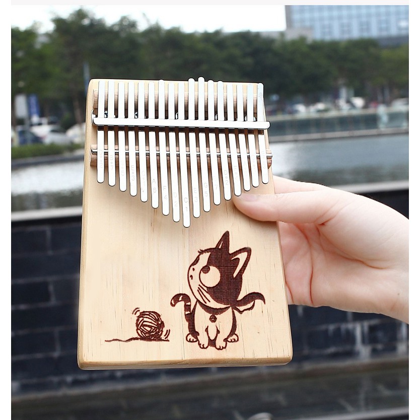 Đàn Kalimba Con Mèo Và Cuộn Len 17 Phím Khắc Sẵn Nốt- Đầy Đủ Phụ Kiện, Hướng Dẫn Tự Học, Búa, Dán Phím, Khăn Lau