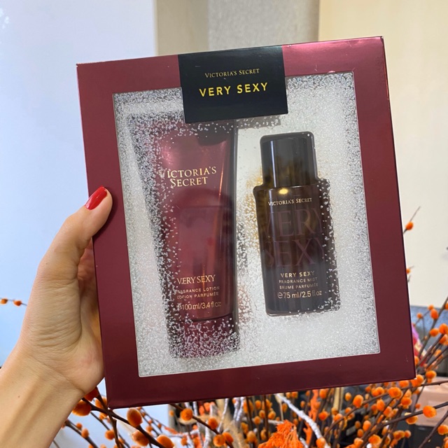 Set xịt thơm kèm lotion Victoria’s Secret Very Sexy Mist & Lotion Gift Set