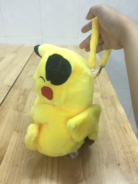 Gấu bông pikachu có túi khoá kéo phía sau