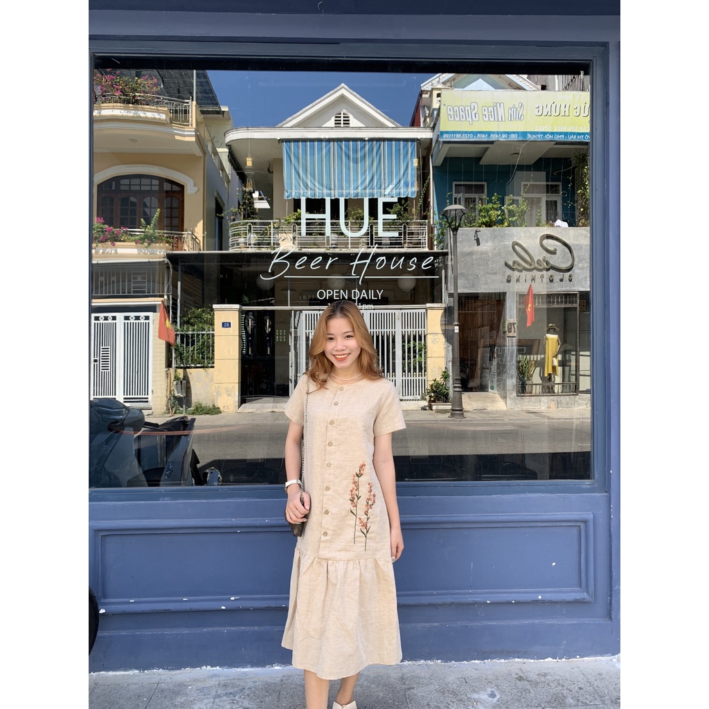 Đầm linen đuôi cá thêu tay hoạ tiết hoa