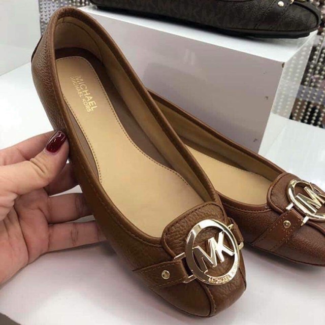 Mùa hè đến r, giày này các ce lựa chọn là sự đúng đắn lun nhé 🇺🇸🇺🇸 Giày Michael Kors 🇺🇸🇺🇸 cam kết hàng chuẩn ạ