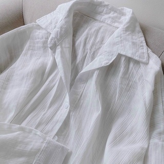 Áo sơ mi trắng dáng oversize chất đũi xước