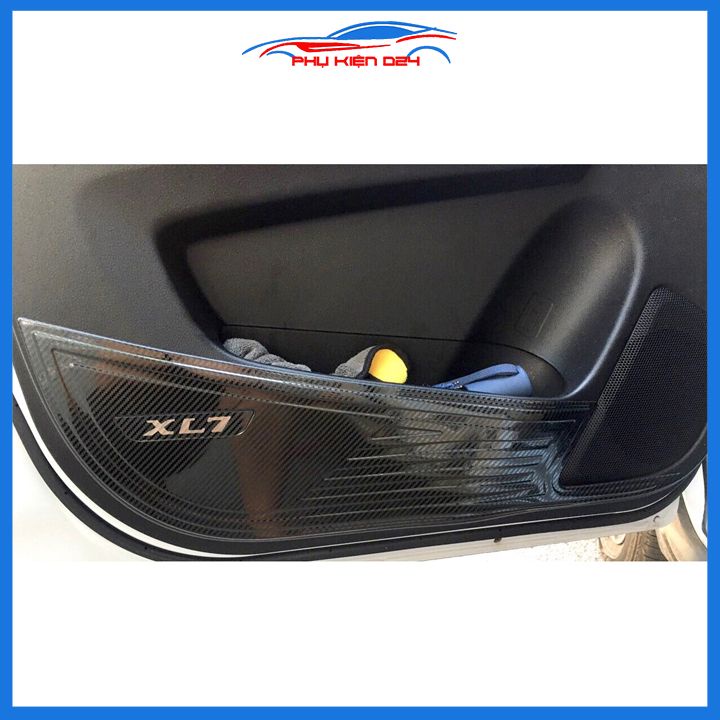 Ốp tapli Suzuki XL7 2020-2022 vân cacbon chống xước va đập khi mở cửa và làm đẹp xe
