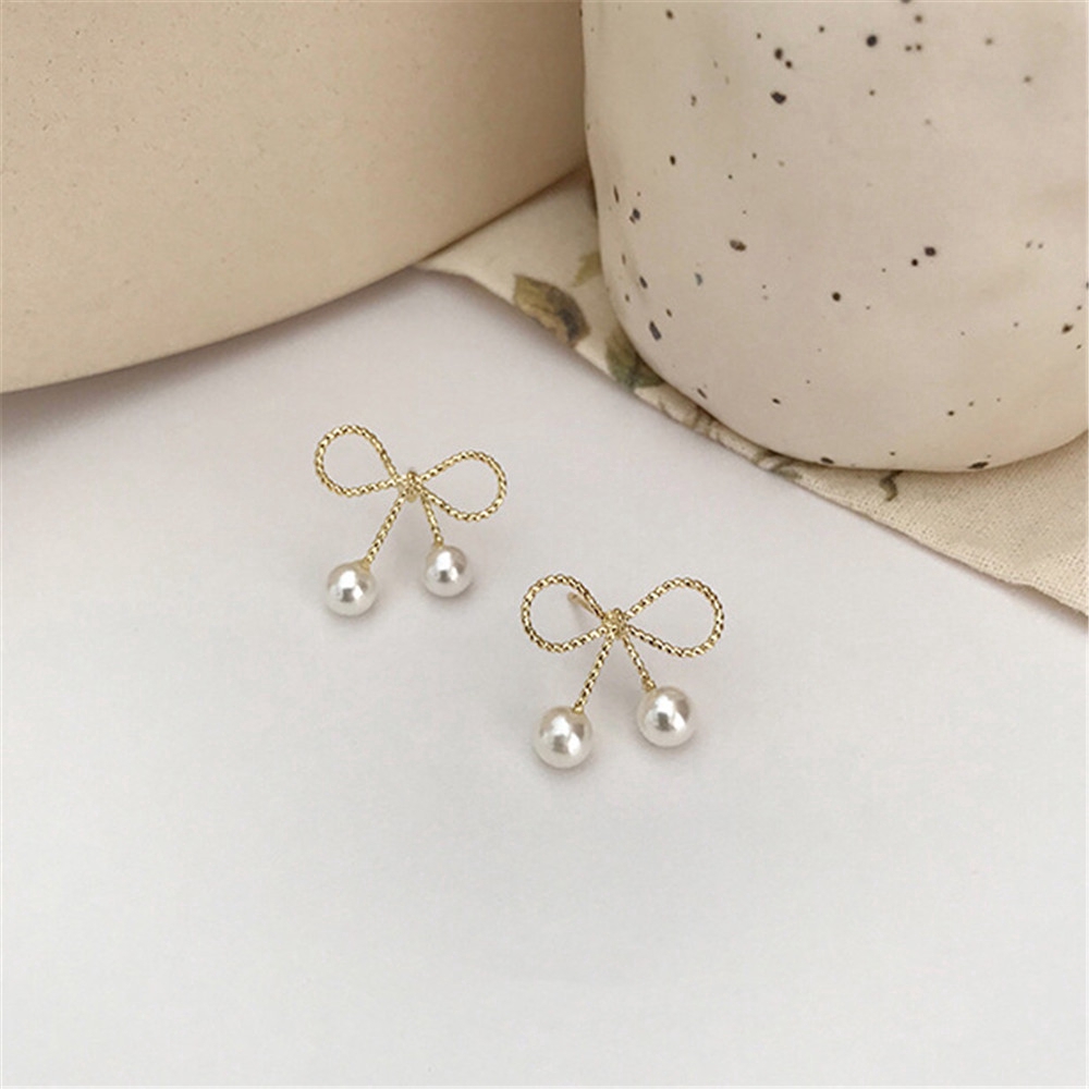 Khuyên tai đính ngọc trai phong cách thời trang cho nữ