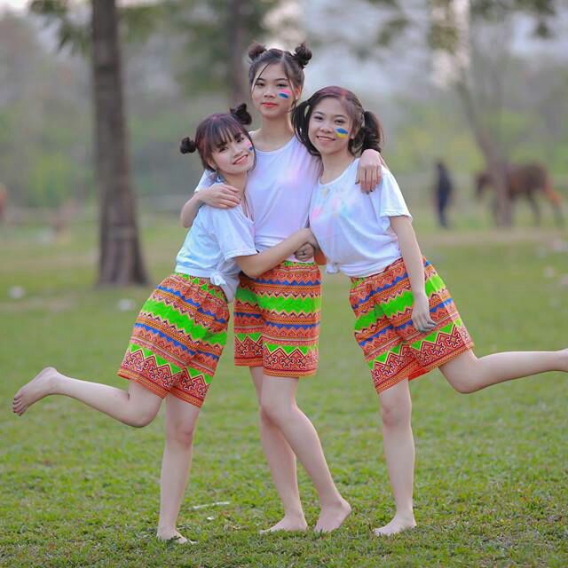 Bộ áo phông quần thổ cẩm.