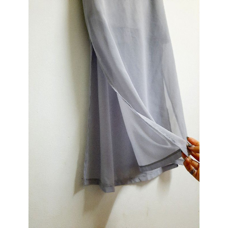 Chân váy voan xám ghi xẻ tà hai bên quyến rũ