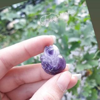 Hồ ly thạch Anh tím ôm hoa