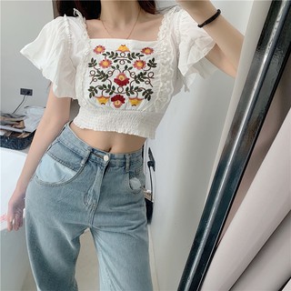 Áo croptop thêu hoa xinh xắn
