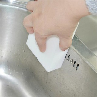 1 miếng bọt biển vệ sinh nhà tắm